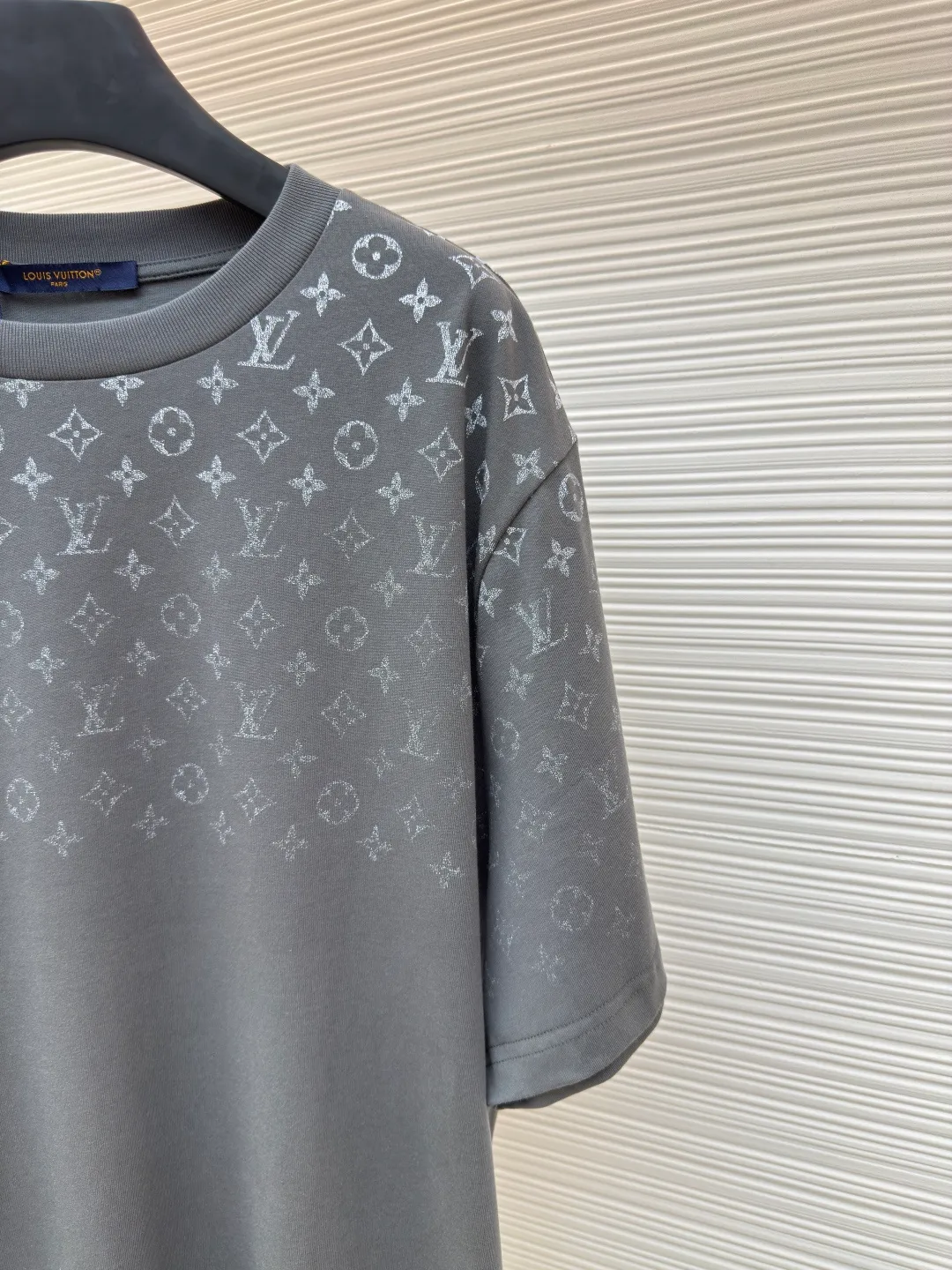 LOUIS VUITTON Gradient presbyopic T-shirt ●Authentic product: Purchased and developed by 8450 ●Item number: 1680214-A10 ●Fabric: refined sulfur cotton fabric ●Technology: printing production ●Version: fitted version ●Weight: about 305 grams ●Size: XS-S-M-L ●Description: The fabric is made of 32s double-ply combed cotton compact siro-spun yarn, matched with 1*1 flat knitted cotton thread. The entire garment's front and rear panels, left and right sleeves, are printed with Kornit white ink digital direct injection. The first draft is made based on the Y-plate scanned pattern, and the clarity of the first draft is corrected by hand to ensure that the printed flower pieces have a gradient and orderly visual effect. The overall wiring is straight and delicate, the fabric is comfortable and soft, and the color is consistent without color difference. It can be matched with the same style to create a fashionable look and control various occasions. Customized accessories, complete with three standards, same style for men and women!